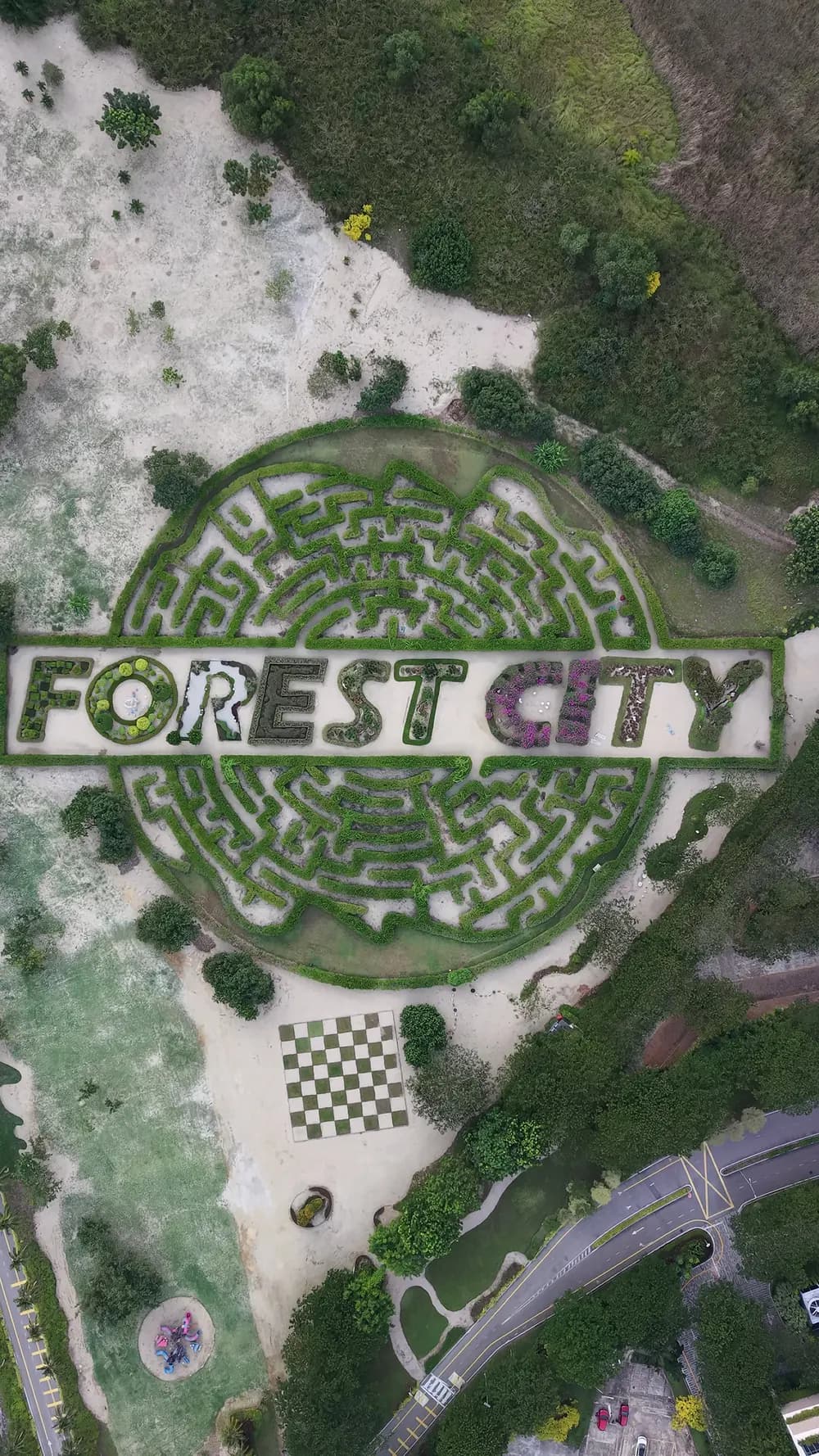Forest City'de çitlerden yapılmış labirent ve ortasında FOREST CITY yazısı, drone ile tepeden