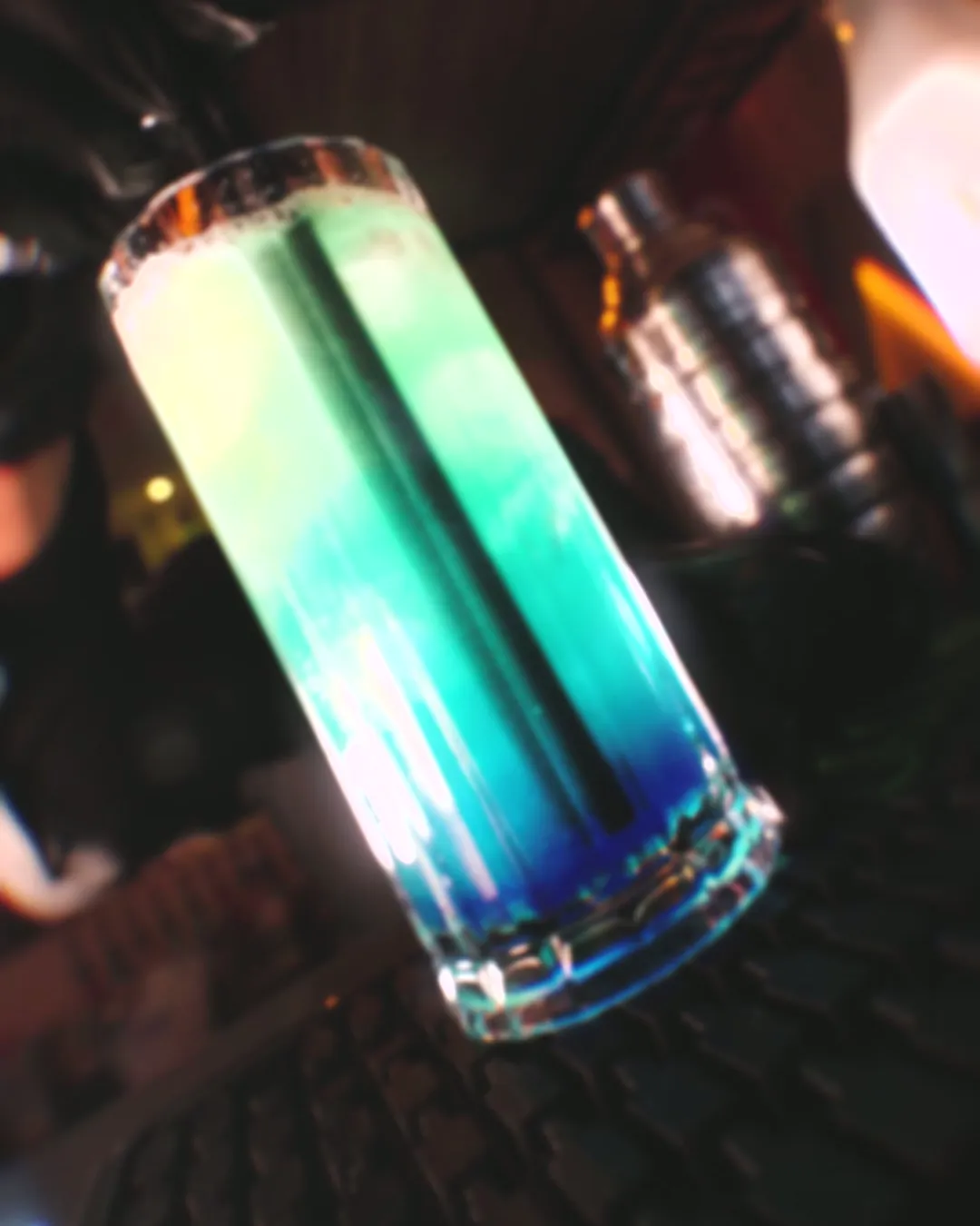 MOE PUB reklam filminden kare, bar tezgâhında mavi katmanlı kokteyl