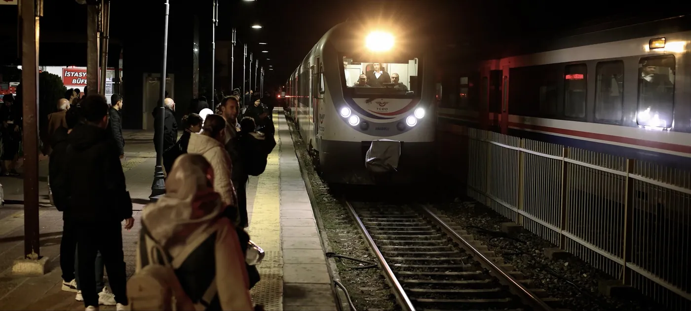 Mutat'tan bir kare, gece tren istasyonunda bekleyen kadınlar