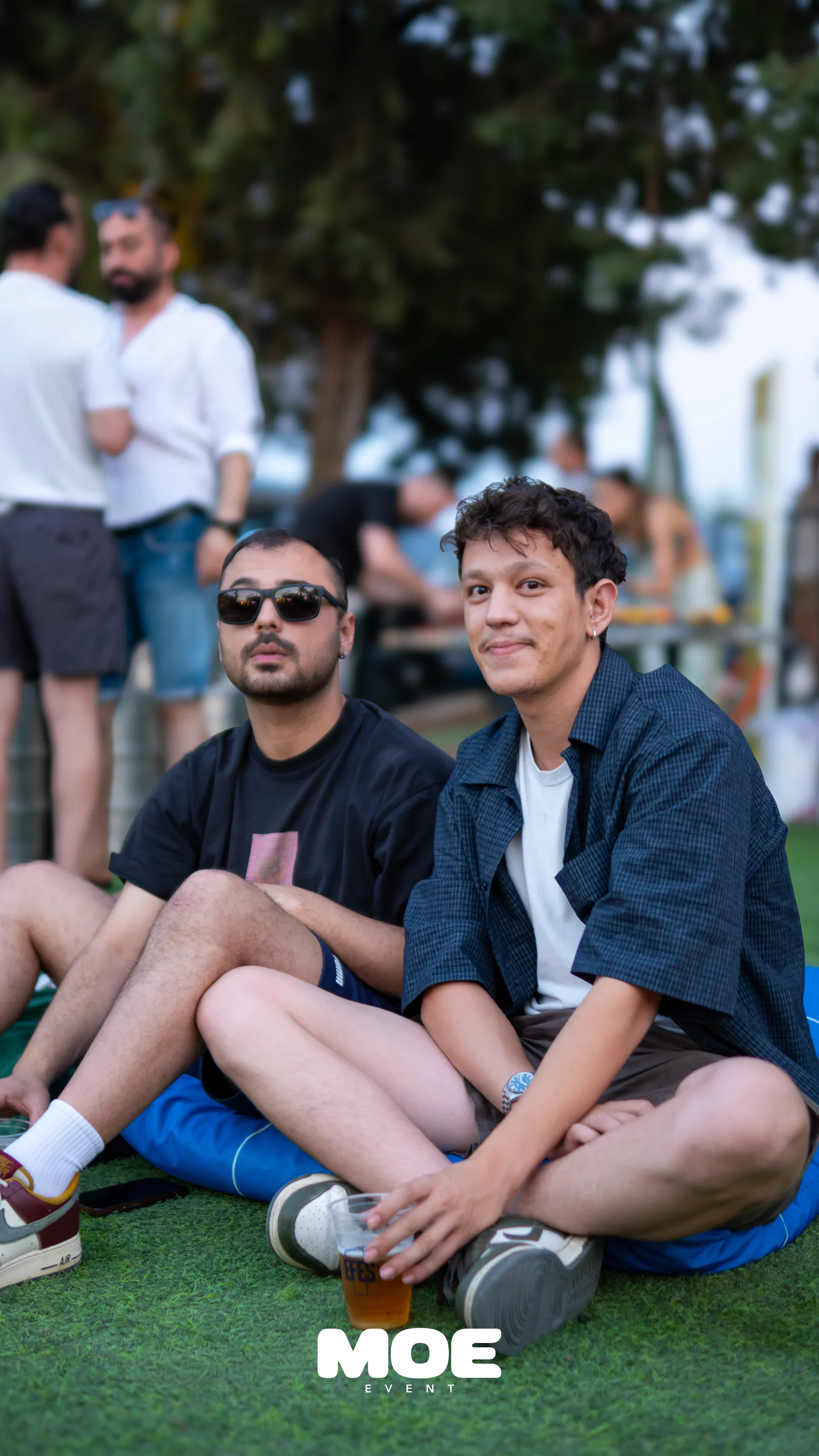 Summer Heat etkinliğinde havuz başında festival katılımcıları
