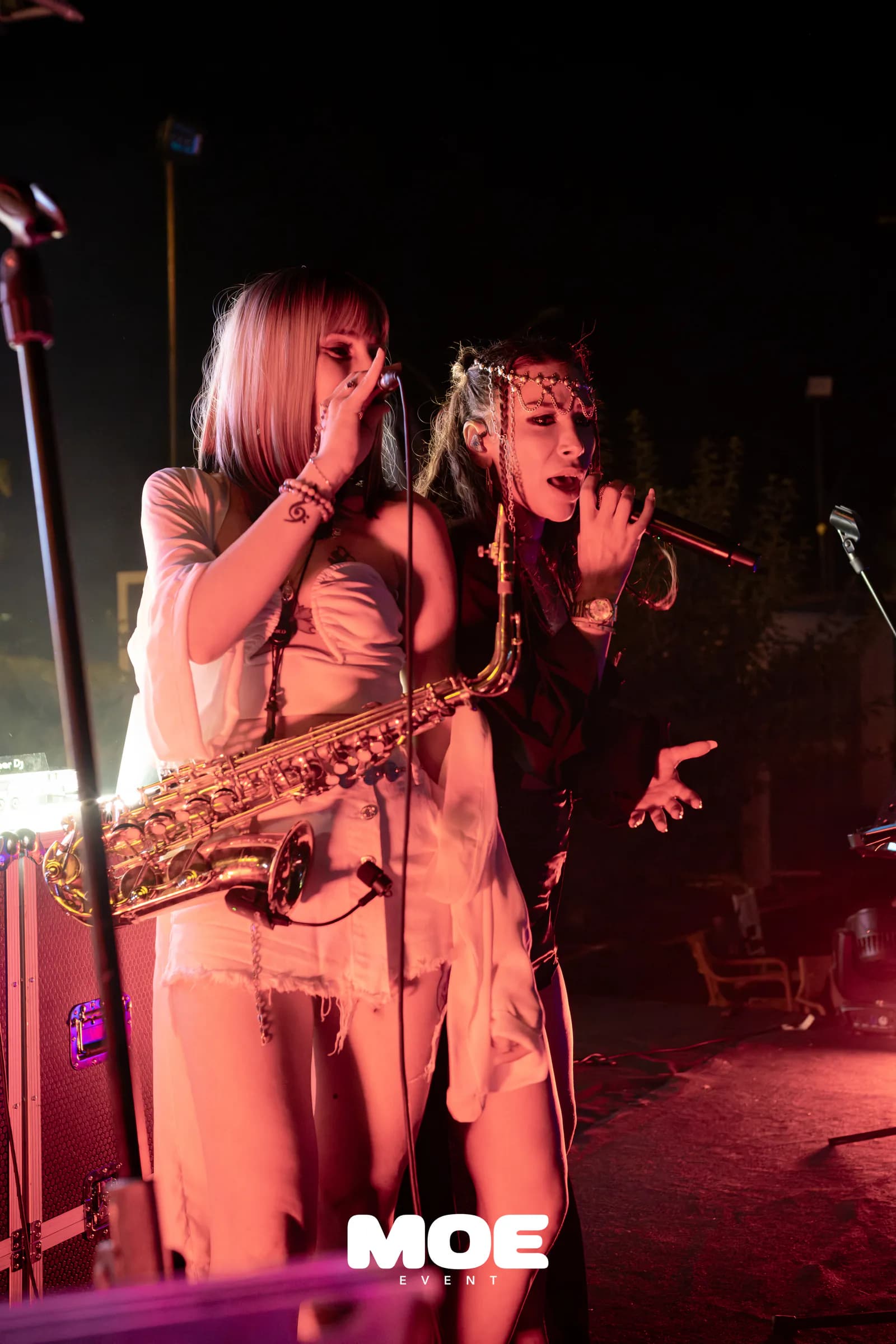 Summer Heat sahnesinde vokal ve saksafon performansı