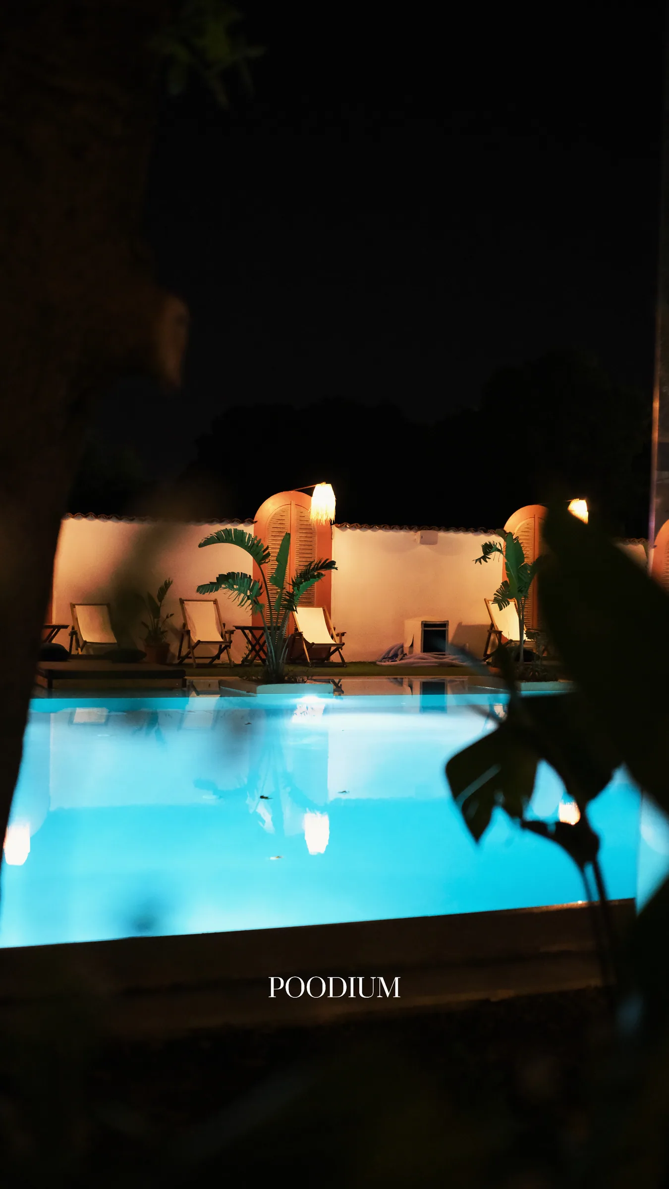 Poodium Restaurant Pup Lounge gece havuz ışığı ve oturma alanı