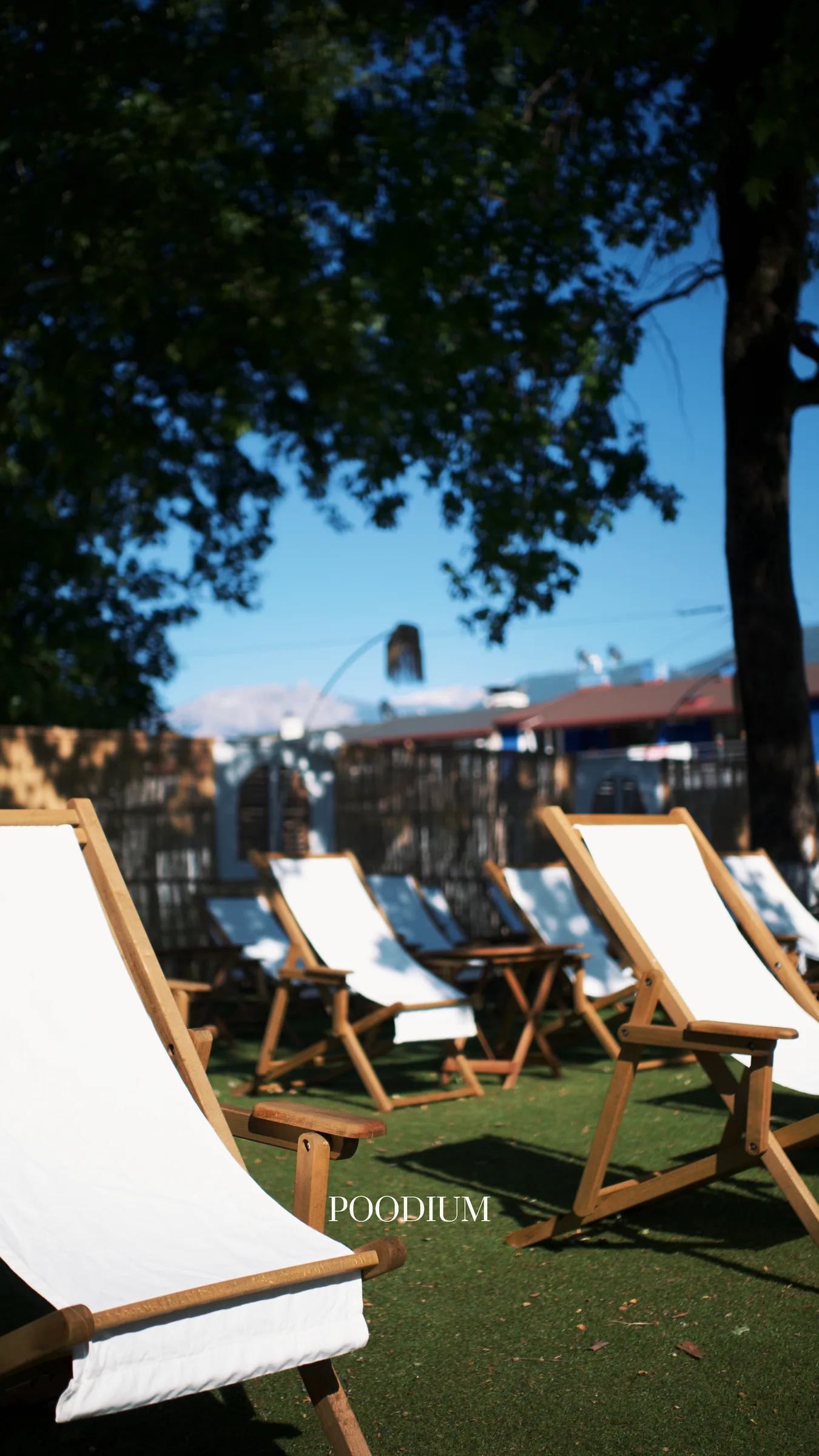 Poodium Restaurant Pup Lounge şezlong ve açık alan atmosferi