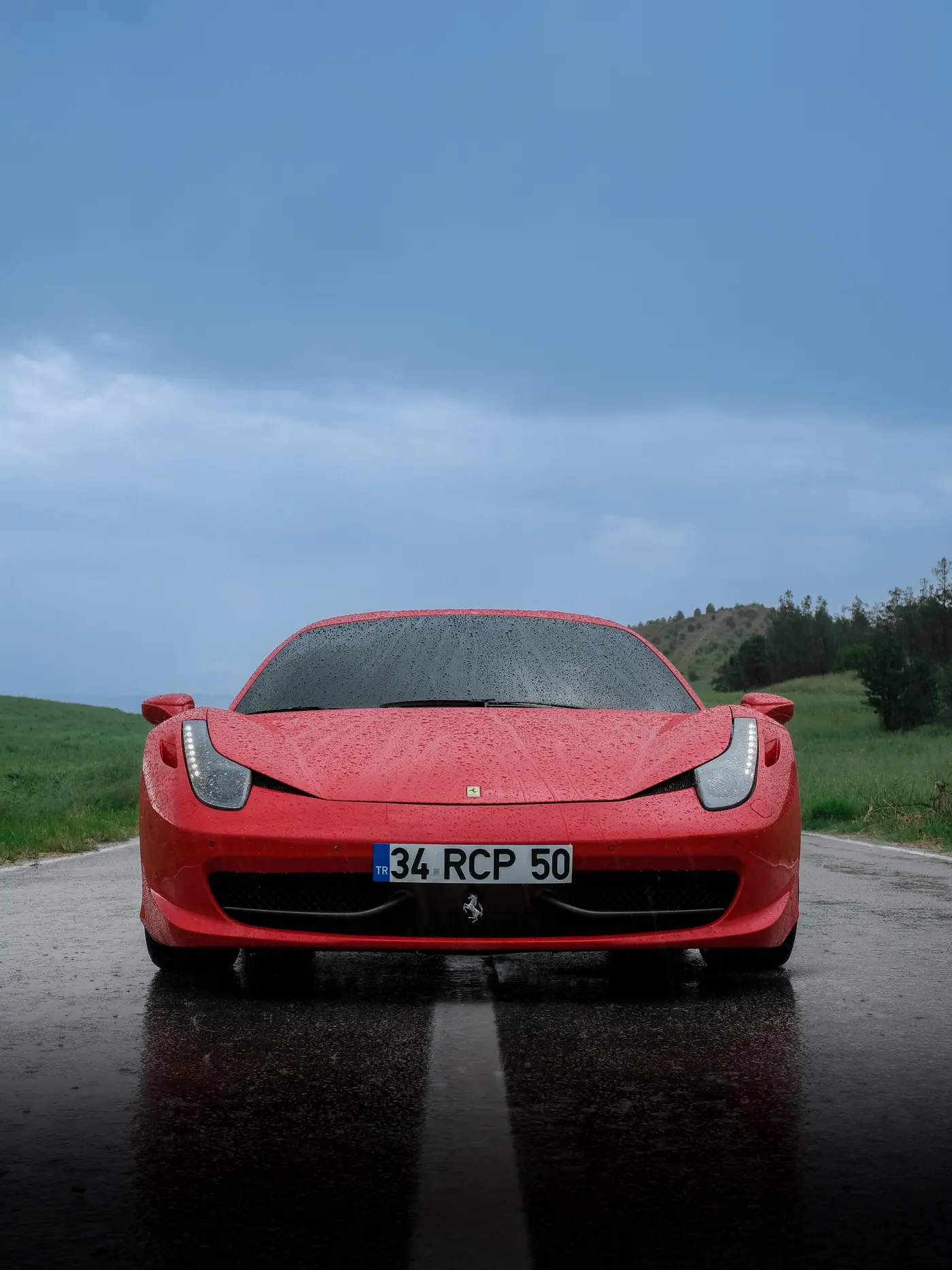 Ara Motors için yağmurda kırmızı Ferrari, ön cephe