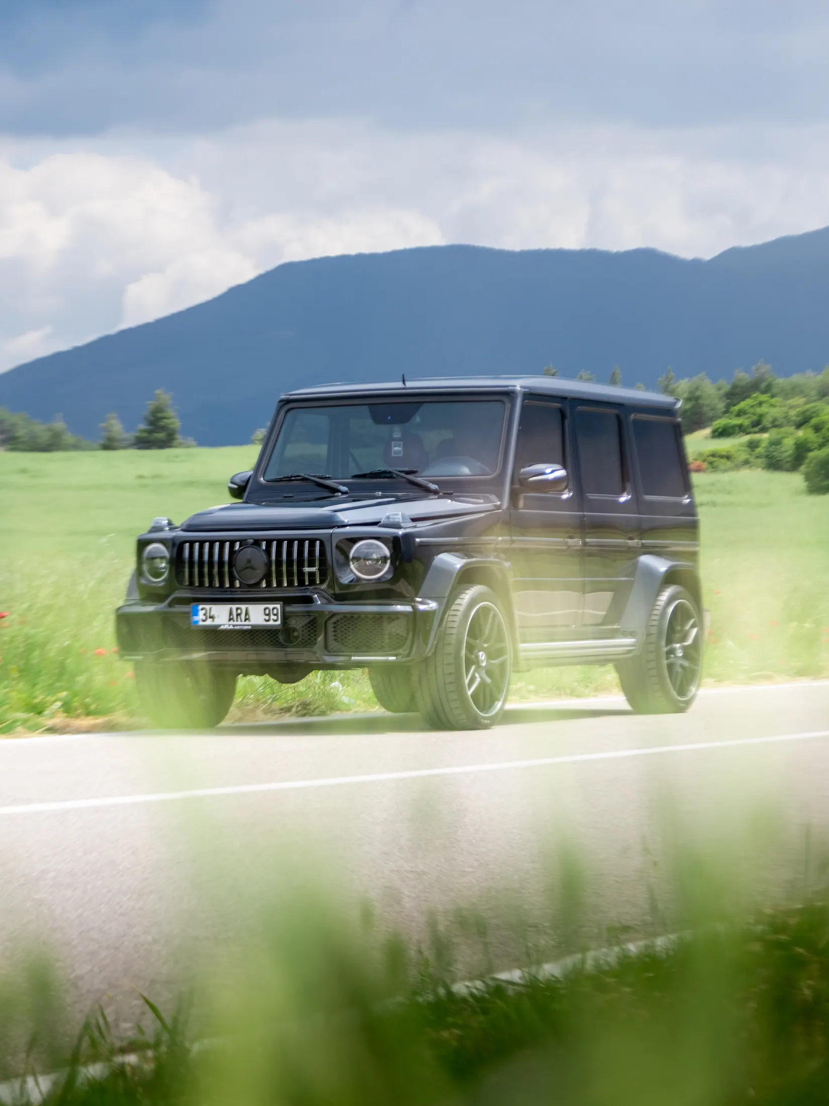 Ara Motors Mercedes G Serisi, dağ yolunda geniş plan