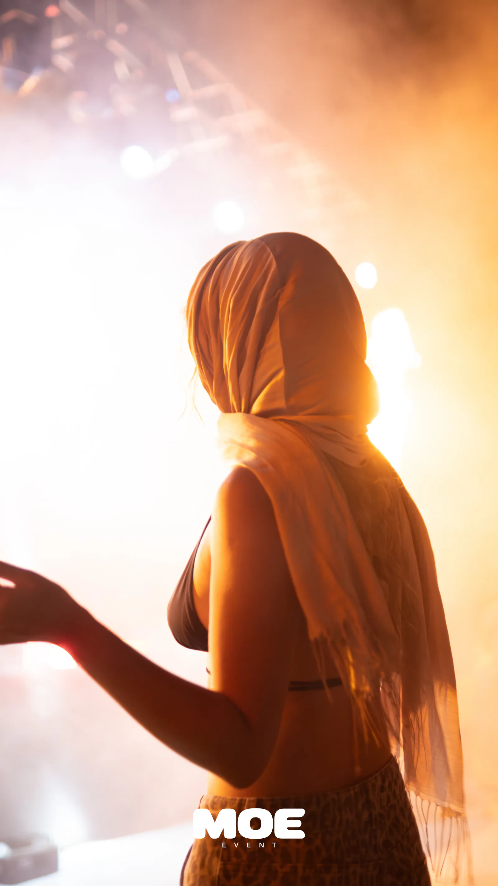 Summer Heat gece sahnesinde sıcak ışık altında performans anı